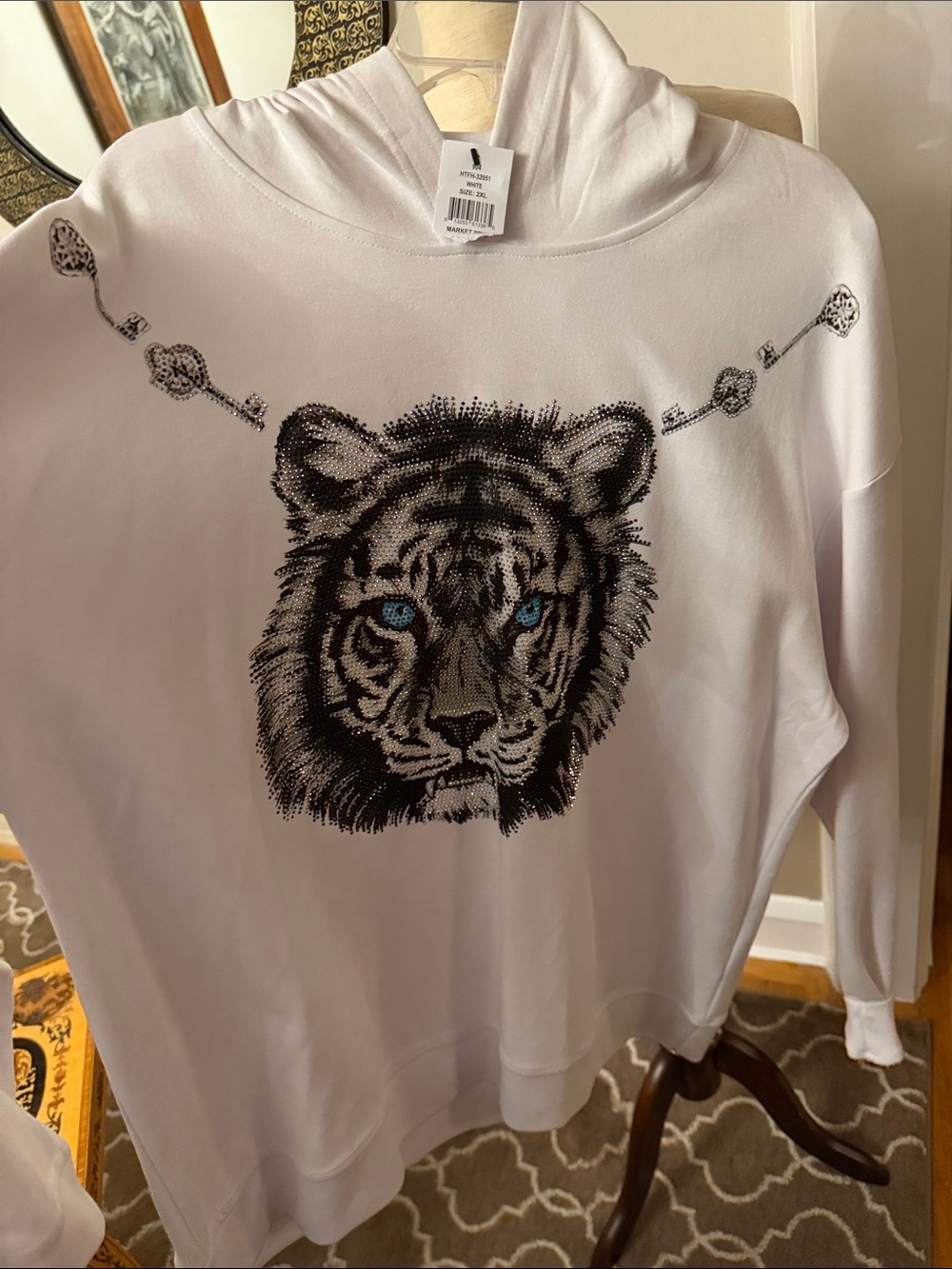 Mens/women’s White Hoodie w Tiger Face Blue Eyes new w tags highend boutique 2xl